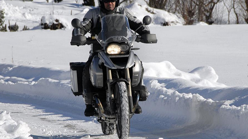 Gomme invernali e catene: falsi miti e leggende. Sfatiamoli con De Vita 