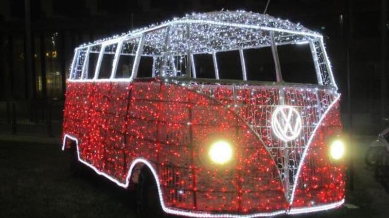 Brilla il Bulli a Parma: un Volkswagen T1 tutto a led augura Buon Natale