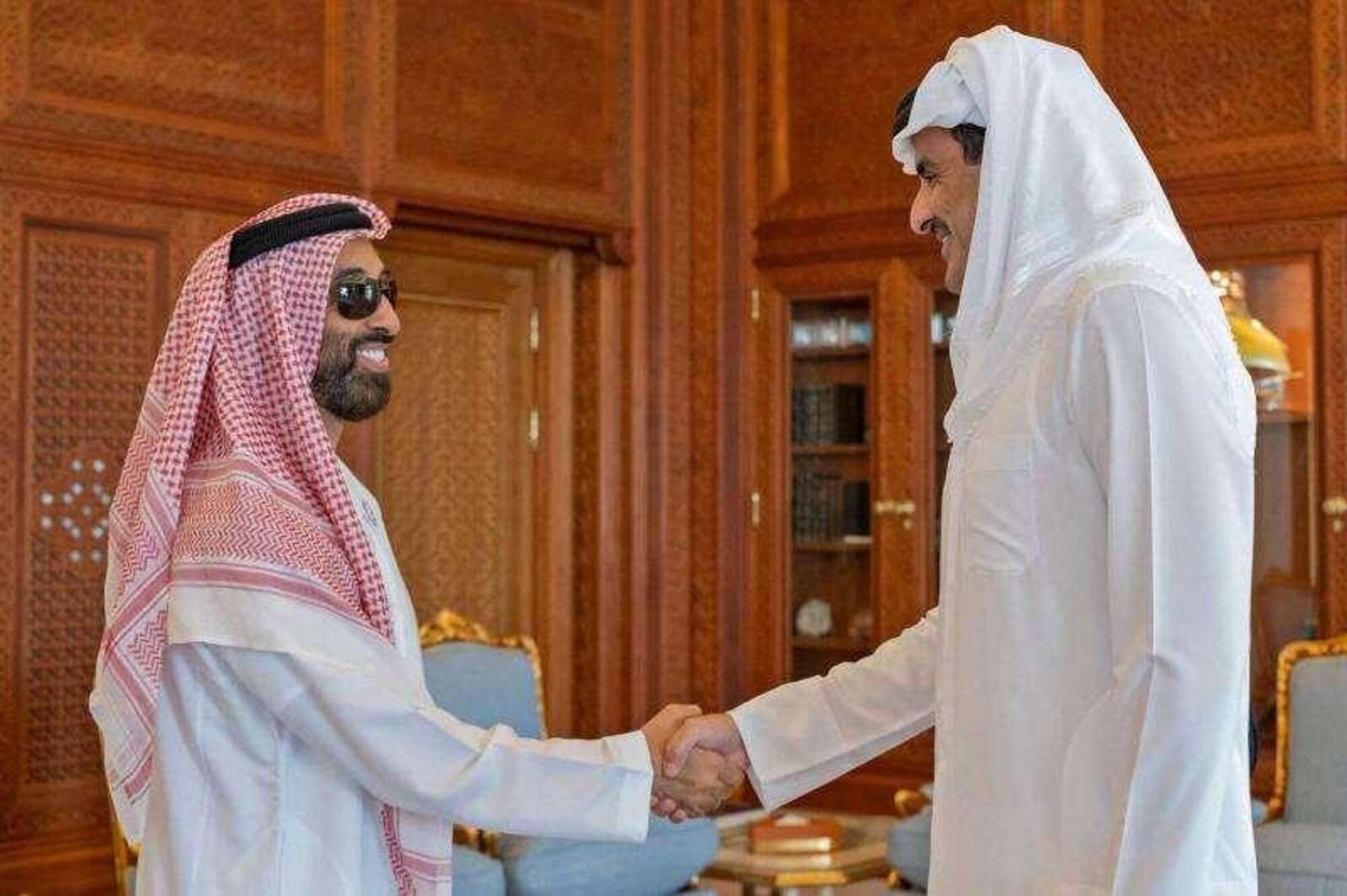 Tahnoun bin Zayed Mohammed Al Nahyan incontra l&#039;emiro del Qatar