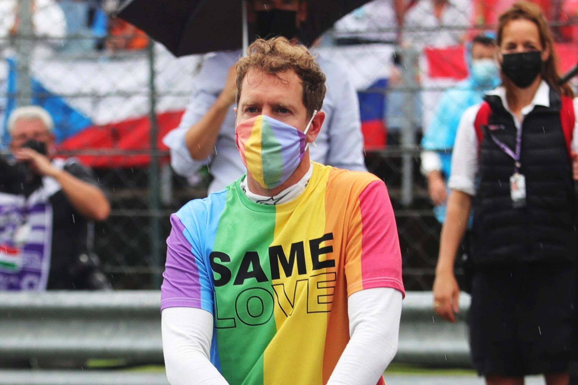 Sebastian Vettel in Ungheria con una maglia a favore dei diritti LGBTQ+