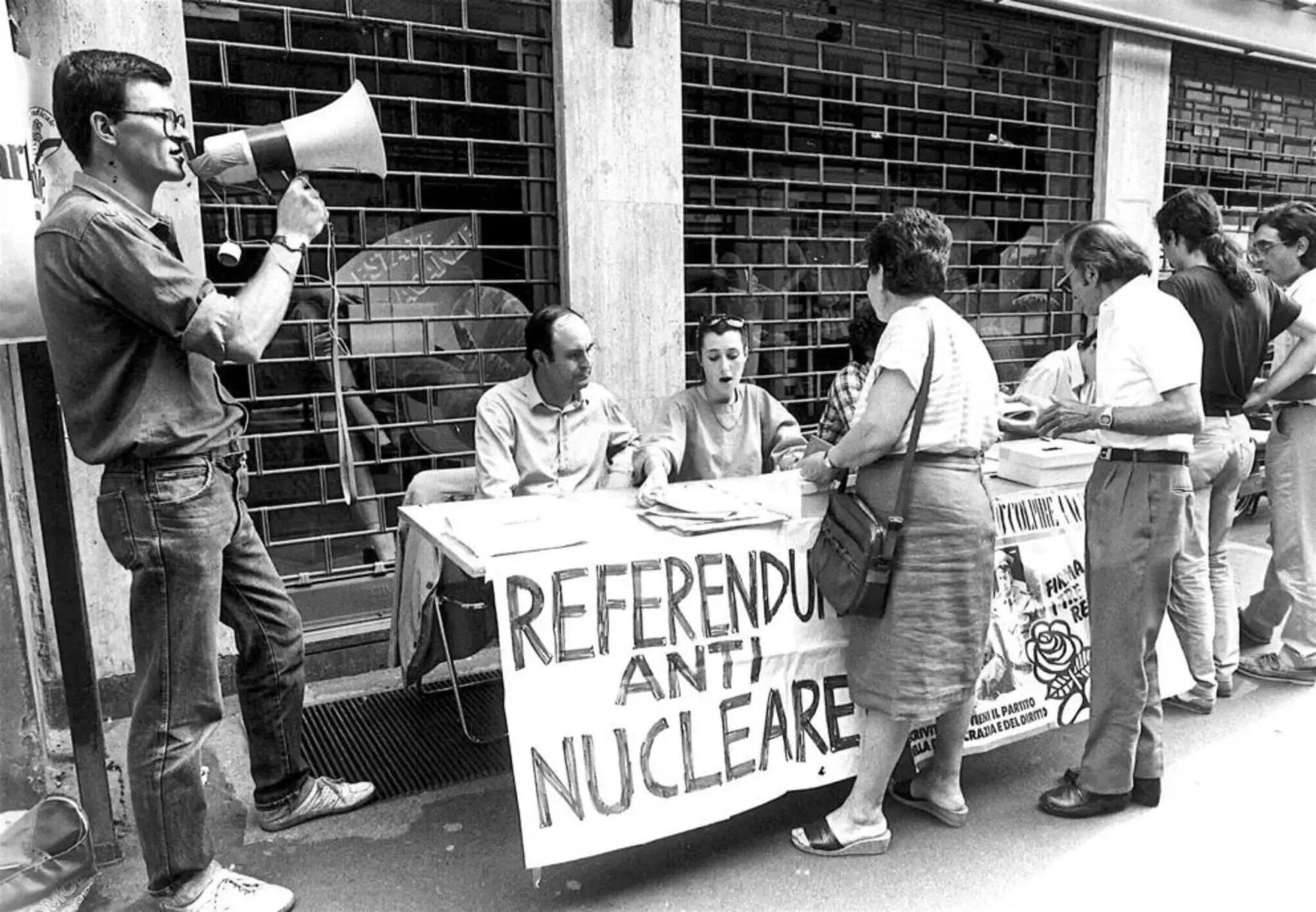 Una foto della raccolta firme contro il nucleare per il referendum del 1987