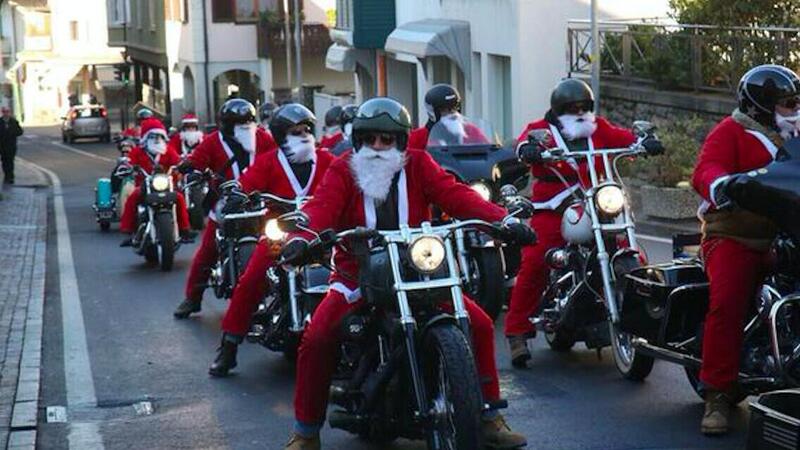 Non cliccate qui se volete ricevere altri auguri! Il reel natalizio di Moto.it
