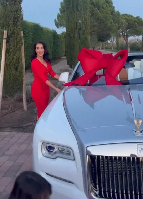 [VIDEO] La rarissima Rolls Royce che Georgina ha regalato a Ronaldo: ecco il modello e quanto costa