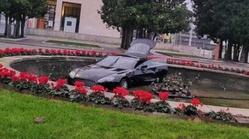 Roma, auto nella fontana all&#039;Eur: arriva anche la supercar [VIDEO]