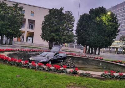 Roma, auto nella fontana all'Eur: arriva anche la supercar [VIDEO]