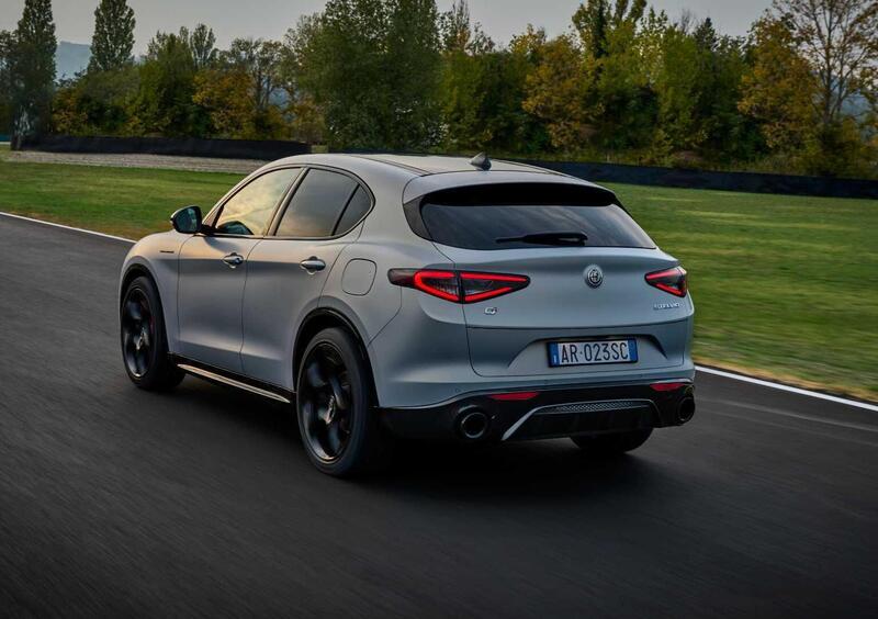 Alfa Romeo Stelvio (2017-->>) (4)