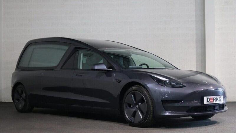 Ultimo viaggio in Tesla: la Model 3 modificata per i funerali