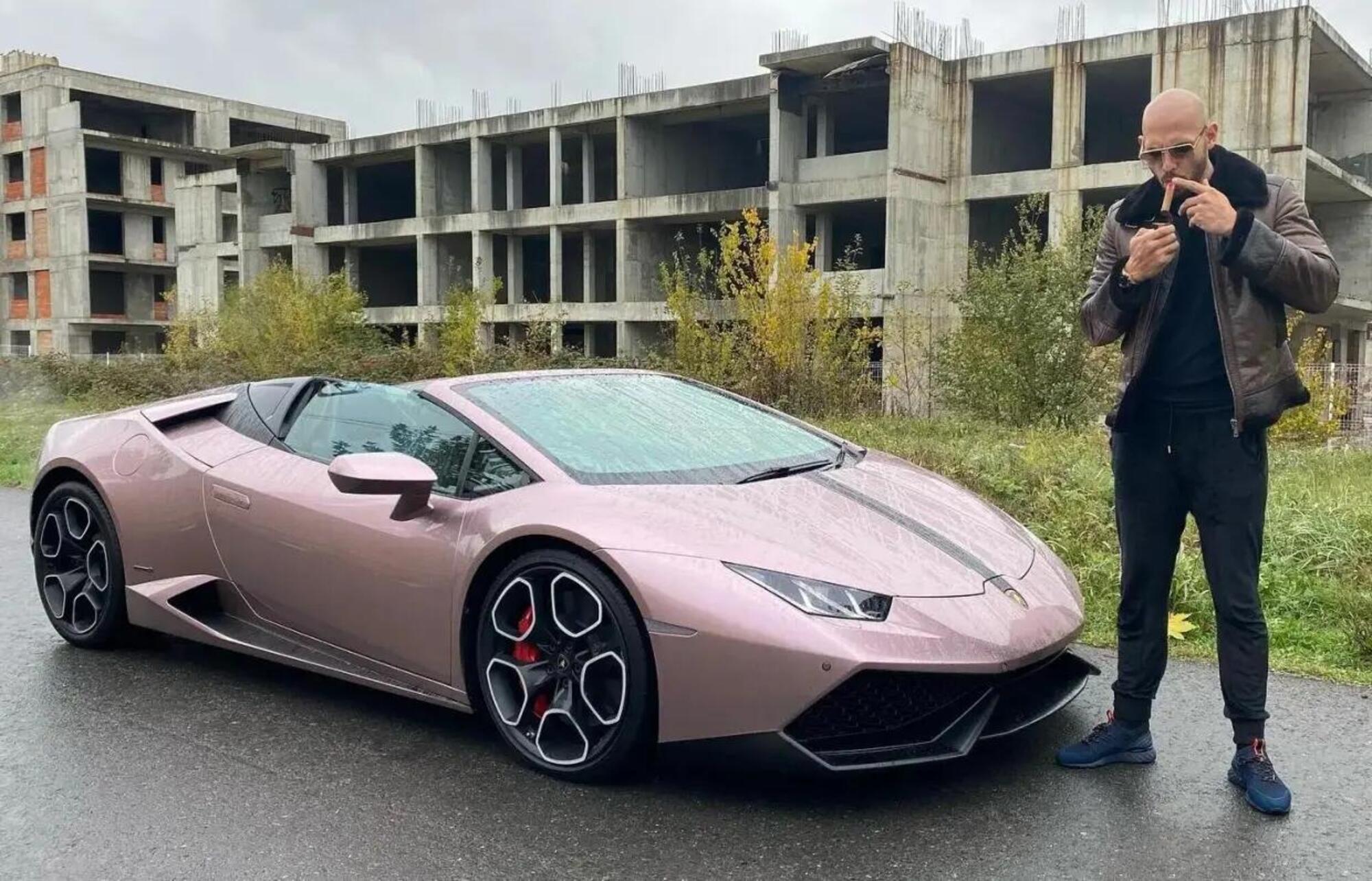 Andrew Tate con la sua Lamborghini