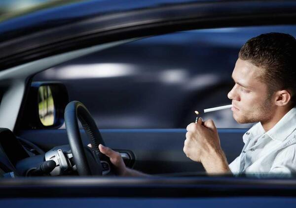 Vi siete mai chiesti se fumare in auto sia possibile? Ecco cosa dice la legge
