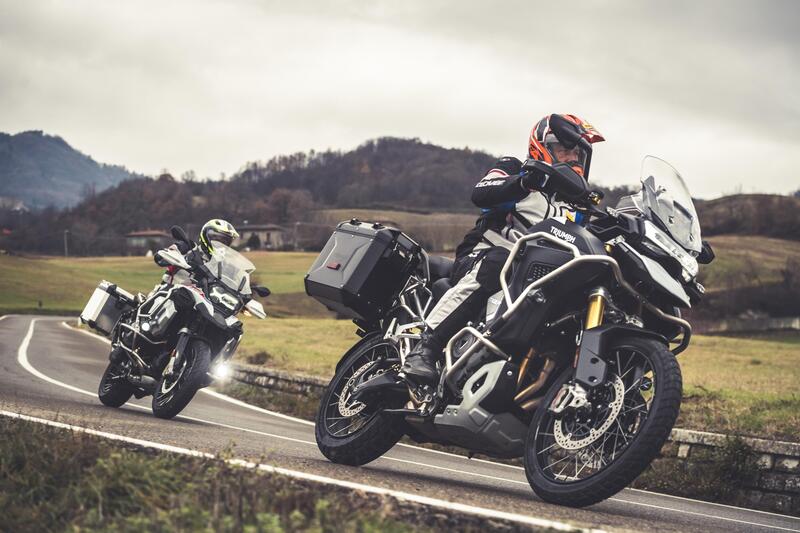 Confronto: BMW R1250GS Adventure vs Triumph Tiger 1200 Rally Explorer [Video Prova]