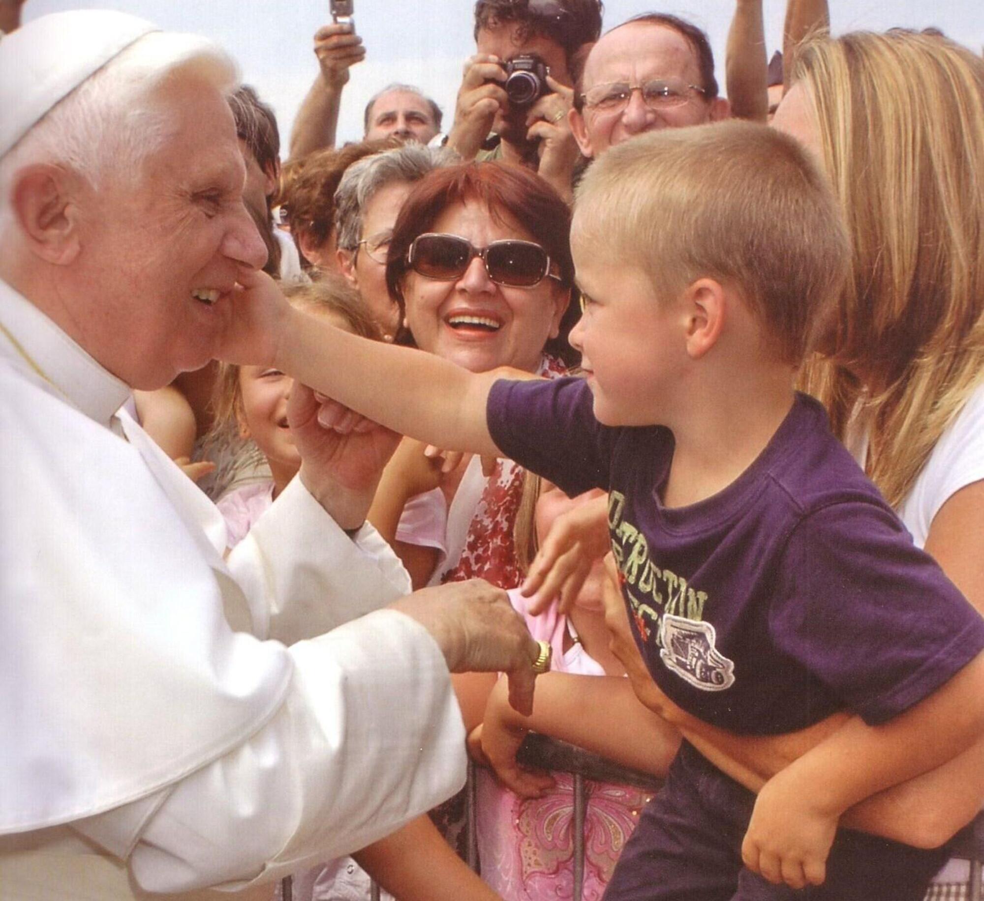 Benedetto XVI a Piazza San Pietro nel 2005