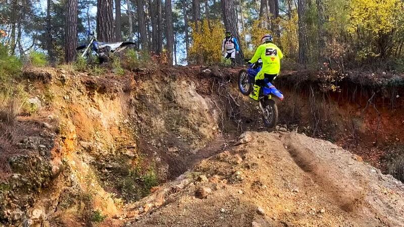 Toprak Razgatlioglu stupisce anche quando fa enduro (con un connazionale)! [VIDEO VIRALE]