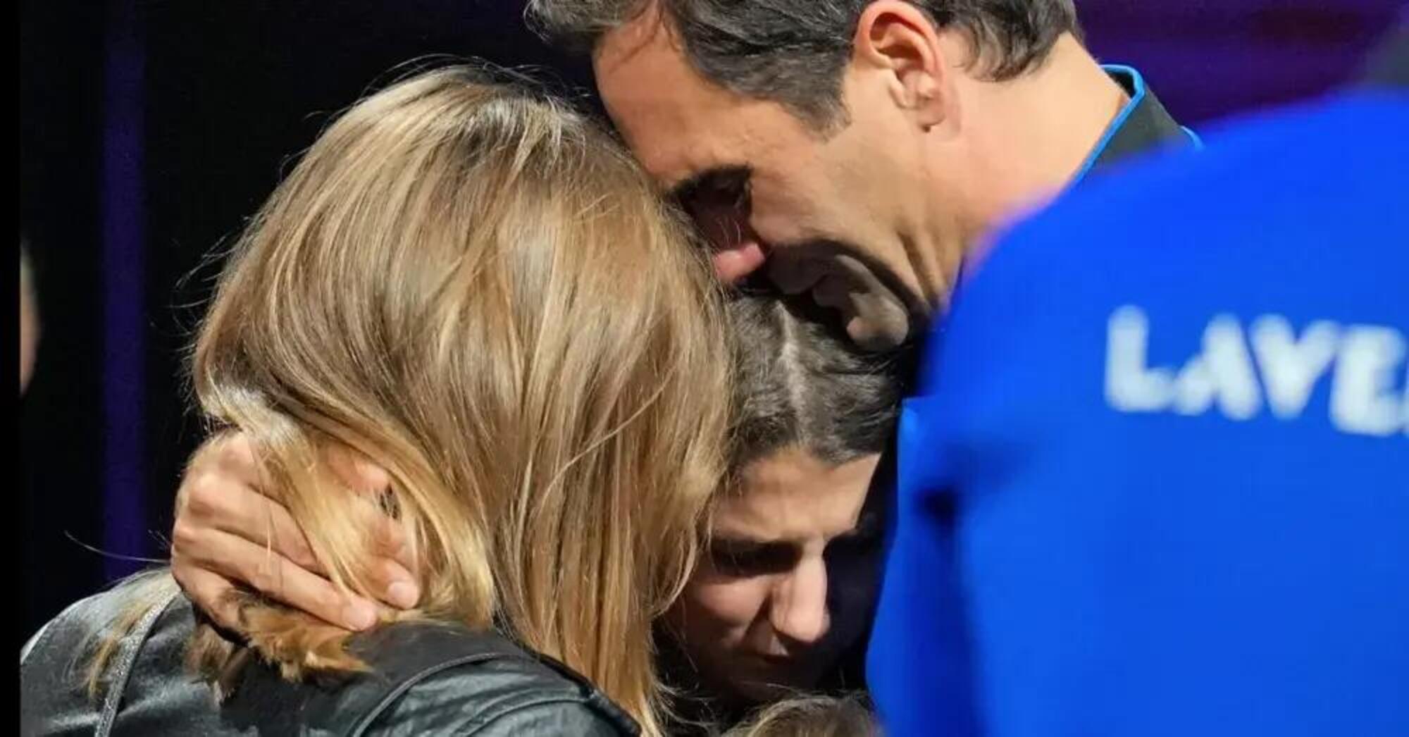 Roger Federer e Mirka abbracciano la figlia