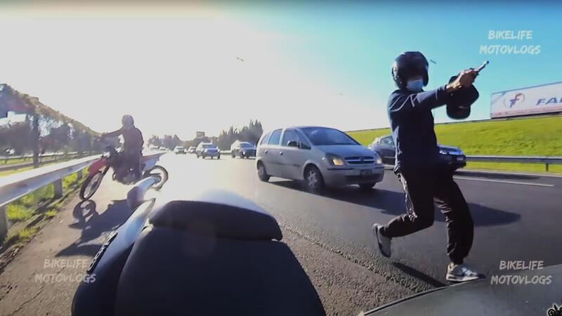 Se in autostrada ti vedi avvicinare dei tipi cos&igrave; attento! Sono ladri di moto! [VIDEO VIRALE]