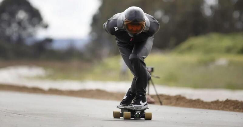 A 132 km/h su uno skateboard elettrico! Follia? No, ingegneria.