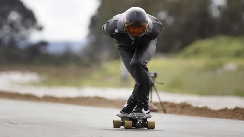 A 132 km/h su uno skateboard elettrico! Follia? No, ingegneria.