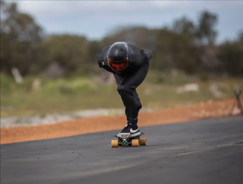 raine kent durante il record di velocit&agrave; su skateboard elettrico