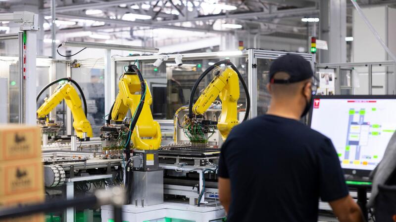 Produzione all&#039;interno della fabbrica Tesla di Fremont