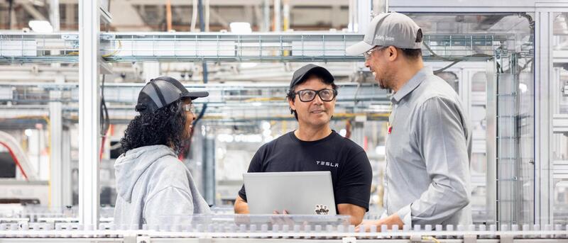 Produzione all&#039;interno della fabbrica Tesla di Fremont