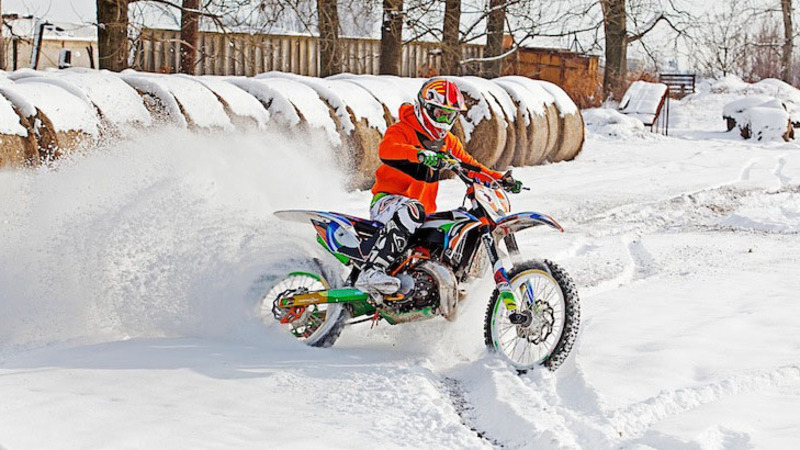 Moto, auto e go-kart corrono insieme sulla neve: succede a Serina  