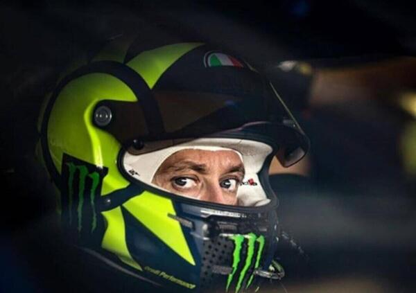 &ldquo;Esperienza mistica&rdquo; per Valentino Rossi sul kart&hellip; Aspettando la 24Ore di Dubai con la BMW