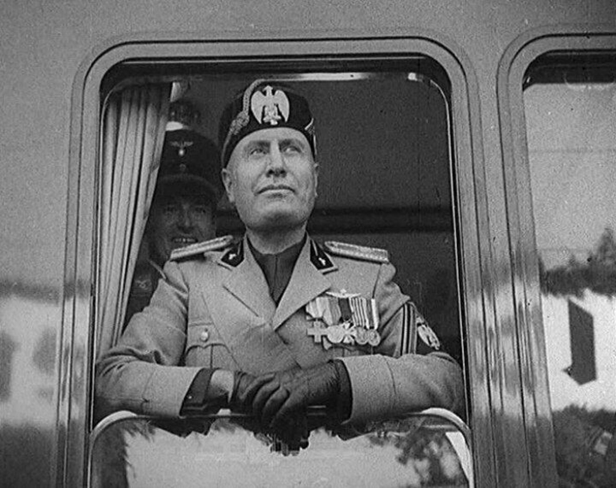 Benito Mussolini si affaccia dal treno