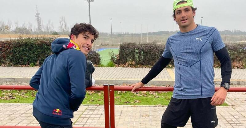 MotoGP 2022. F1 e MotoGP vicine in Spagna: Carlos Sainz e Marc Marquez si allenano insieme 