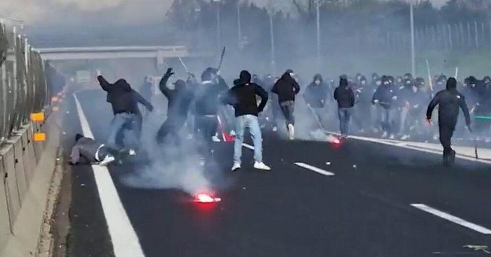 I video degli scontri in autostrada tra ultras di Napoli e Roma: code e traffico in tilt