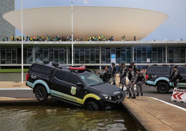 Brasile, assalto al potere: auto della polizia lanciata tra la folla, un&rsquo;altra si schianta. E poi blindati, elicotteri, autobus e cavalli... [FOTO E VIDEO]