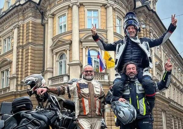 Le Iene, un prete e quattro moto: con Zignoli e Viviani in viaggio verso l&rsquo;Ucraina per gli orfani di guerra