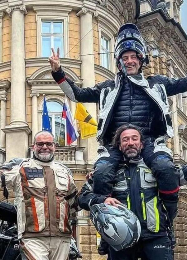 Le Iene, un prete e quattro moto: con Zignoli e Viviani in viaggio verso l&rsquo;Ucraina per gli orfani di guerra