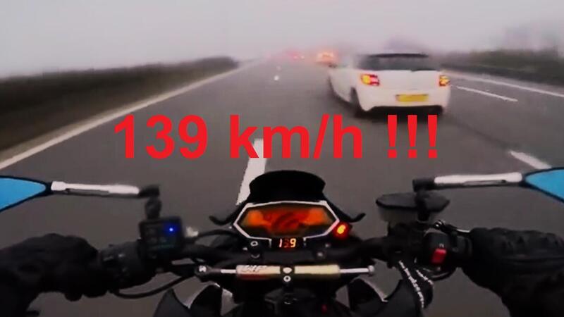 Andare forte in moto quando c&#039;&egrave; la nebbia + distrarsi = cadi (e rischi tanto/troppo) [VIDEO VIRALE]