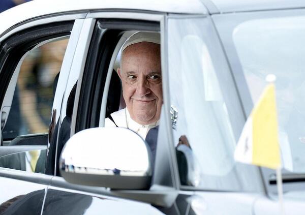 Giorgia Meloni incontra Papa Francesco, entrambi arrivano a bordo di auto italiane: ecco quali