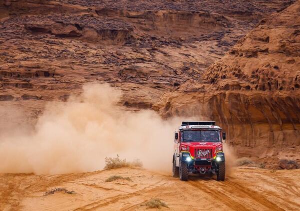 Italiano muore alla Dakar 2023 investito dal camion di Ales Loprais, era dietro a una duna [VIDEO]
