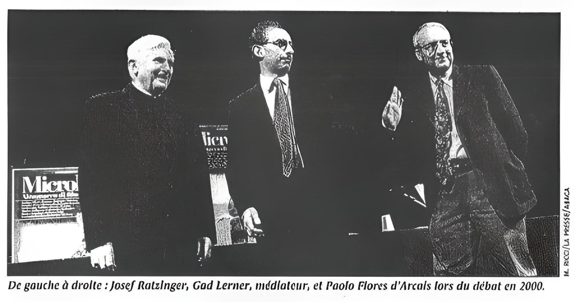 Una delle poche immagini dell&#039;incontro di Joseph Ratzinger e Paolo Flores D&#039;Arcais, in un dibattito del 2000 moderato da Gad Lerner
