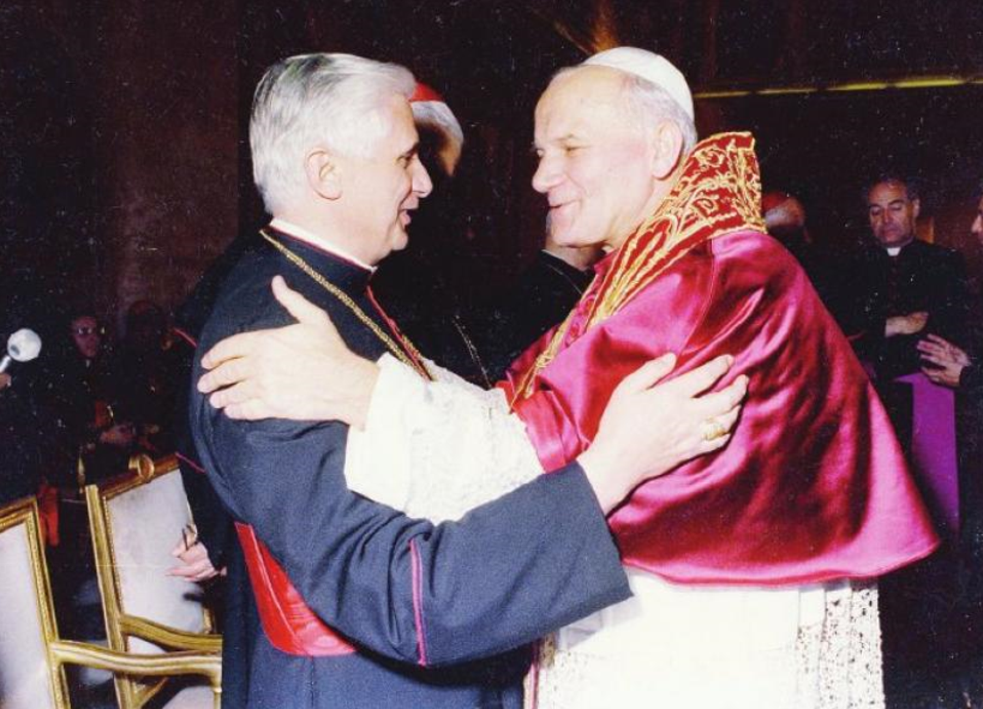 Papa Giovanni Paolo II e il cardinale Joseph Ratzinger, divenuto poi suo successore