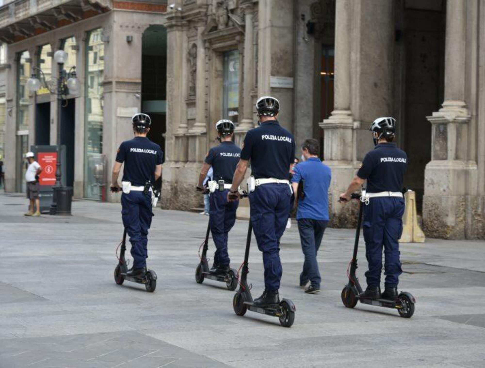 La polizia locale a Milano in giro con i monopattini