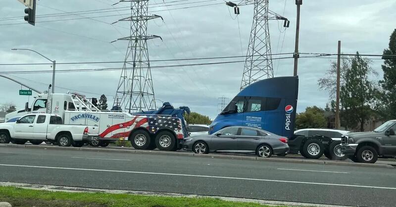 Il camion di Tesla viene trainato, si &egrave; forse rotto?