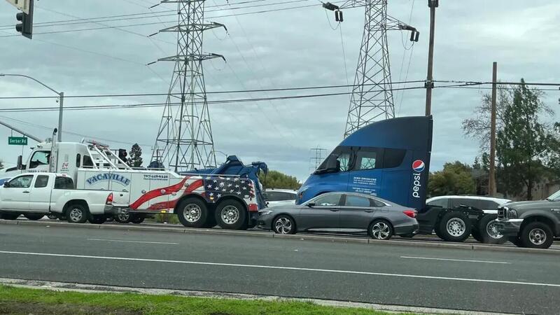 Il camion di Tesla viene trainato, si &egrave; forse rotto?