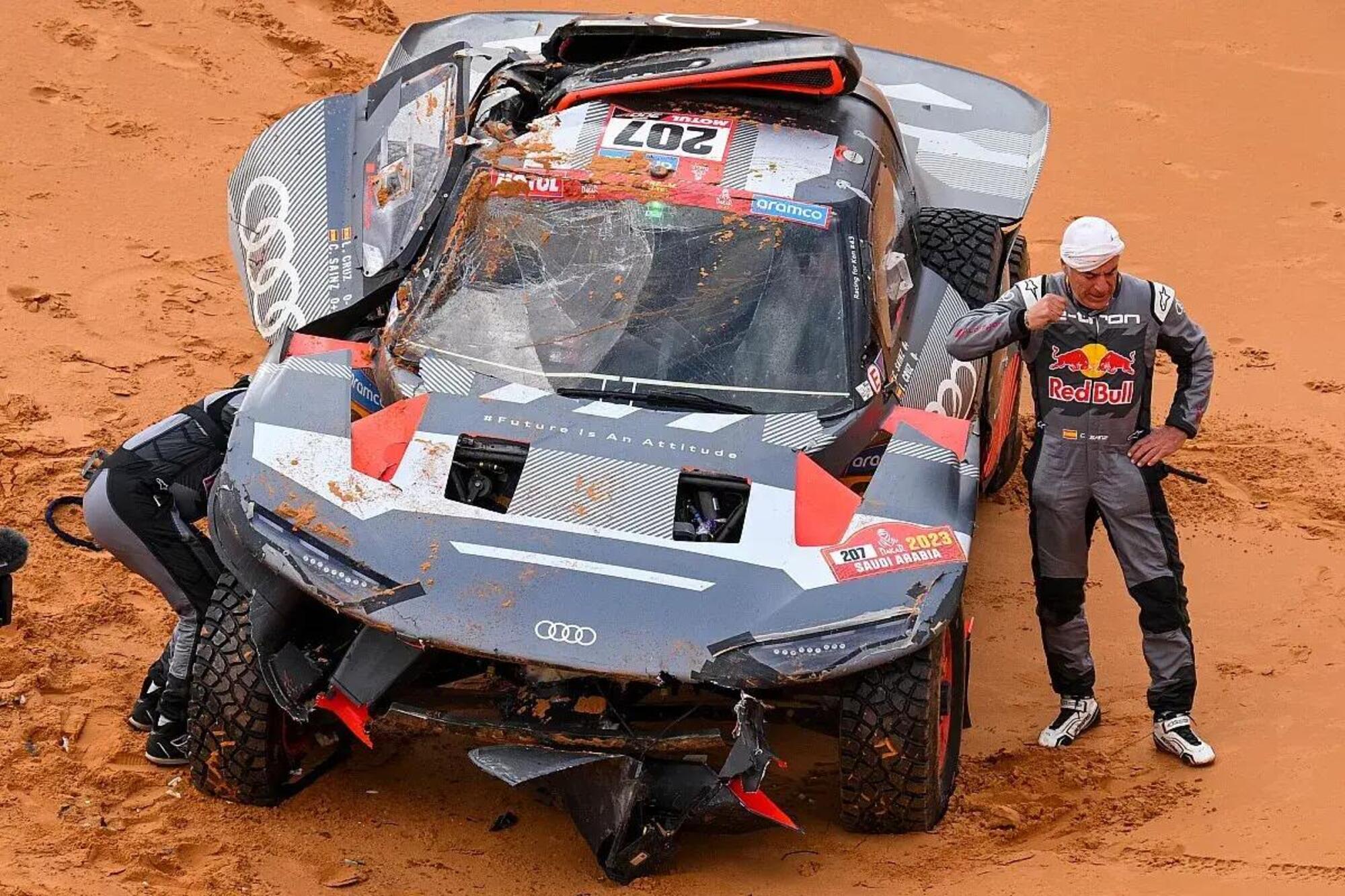 Carlos Sainz dopo l&#039;incidente nella nona tappa della Dakar