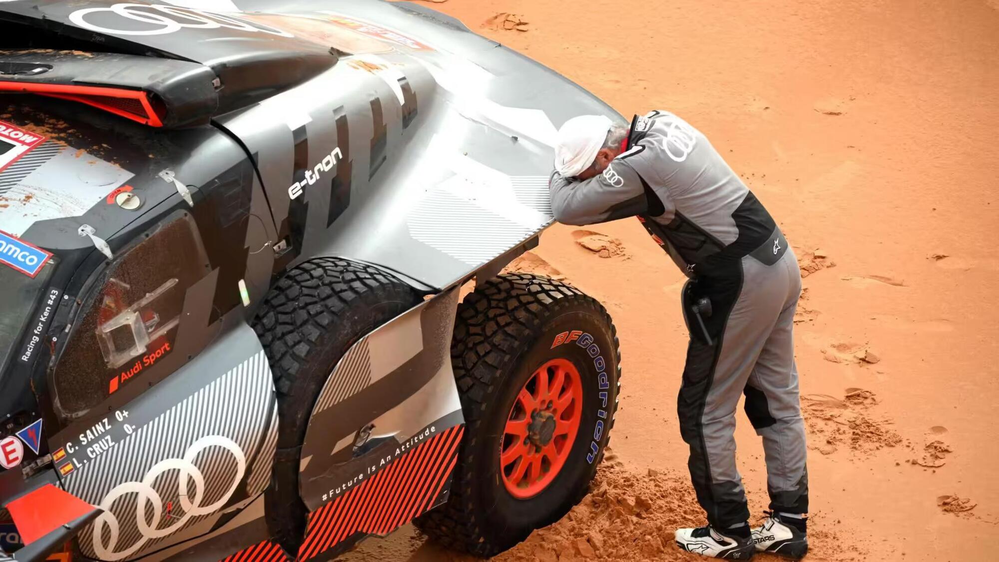 Carlos Sainz dopo l&#039;incidente nella nona tappa della Dakar