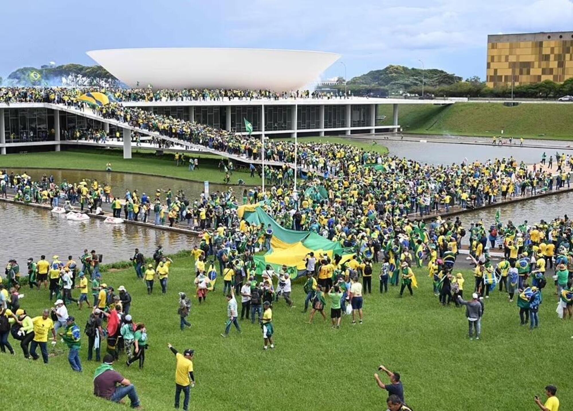 L'assalto della folla ai palazzi del potere brasiliani