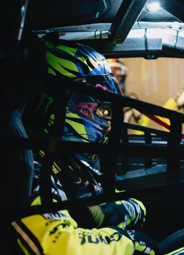 Valentino Rossi a Dubai con un &ldquo;omaggio&rdquo; alla sua carriera: pollo una volta, pollo per sempre!