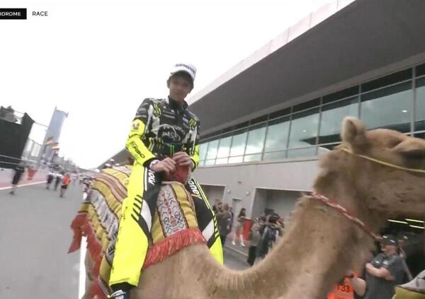 Valentino Rossi terzo alla 24Ore di Dubai: dalla Yamaha alla BMW, fino al podio, ma in groppa a un cammello [VIDEO]
