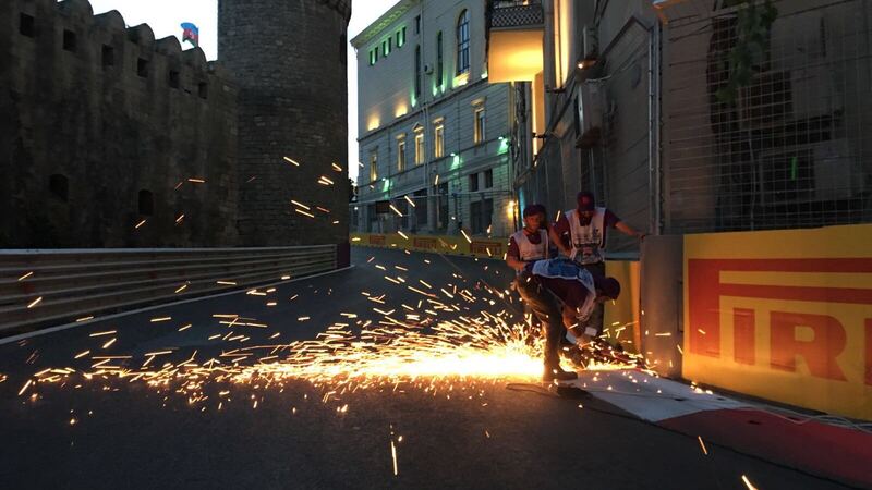 F1, Gp Europa 2016: lavori sui cordoli in corso a Baku