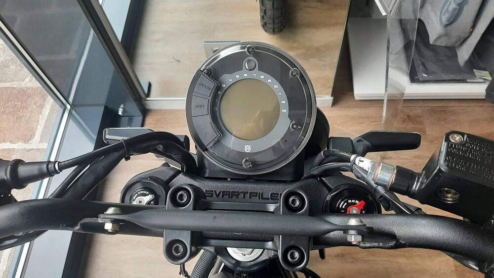 Husqvarna Svartpilen 401 (2021 - 23) (4)