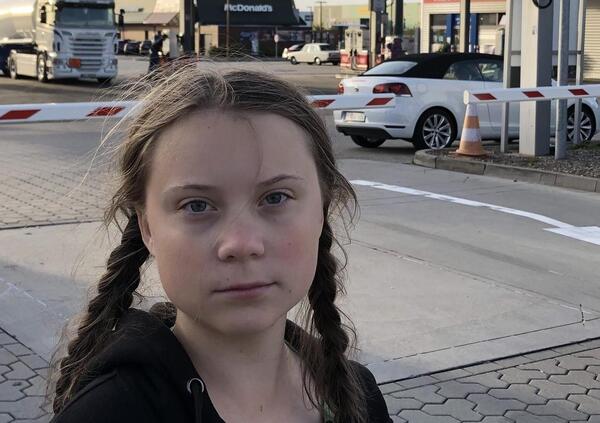 Per fermare Greta Thunberg ci vuole la polizia: ed &egrave; arrivata (ma lei se la ride)