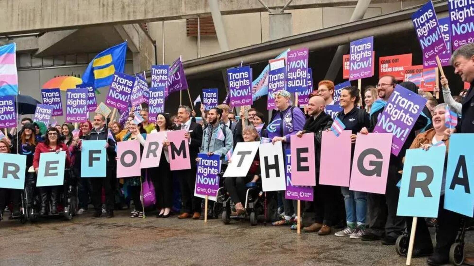 Attivisti per i diritti trans radunati fuori da Holyrood per chiedere riforme inclusive