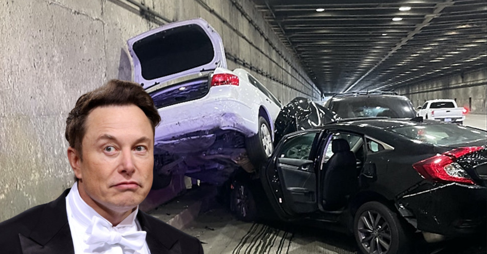 La guida autonoma di Tesla (video) era un fake? Intanto causa un maxi tamponamento... [VIDEO]