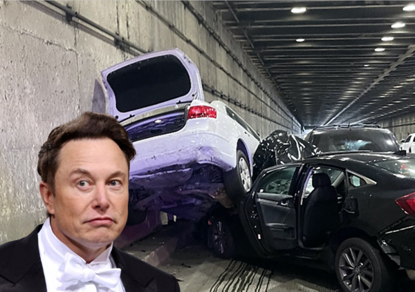 La guida autonoma di Tesla (video) era un fake? Intanto causa un maxi tamponamento... [VIDEO]